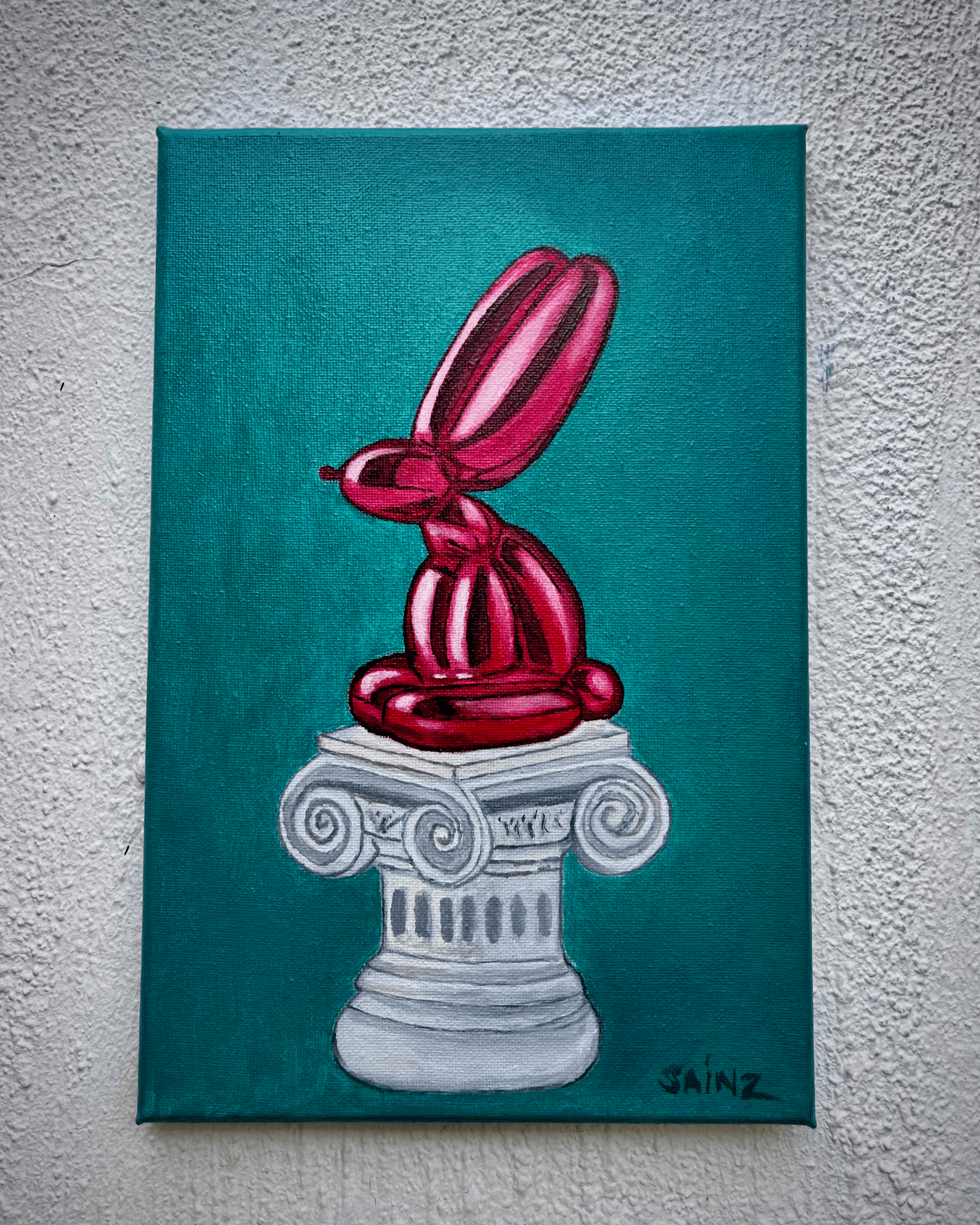 Aequitas, figura de globo rosa sobre una columna clásica.