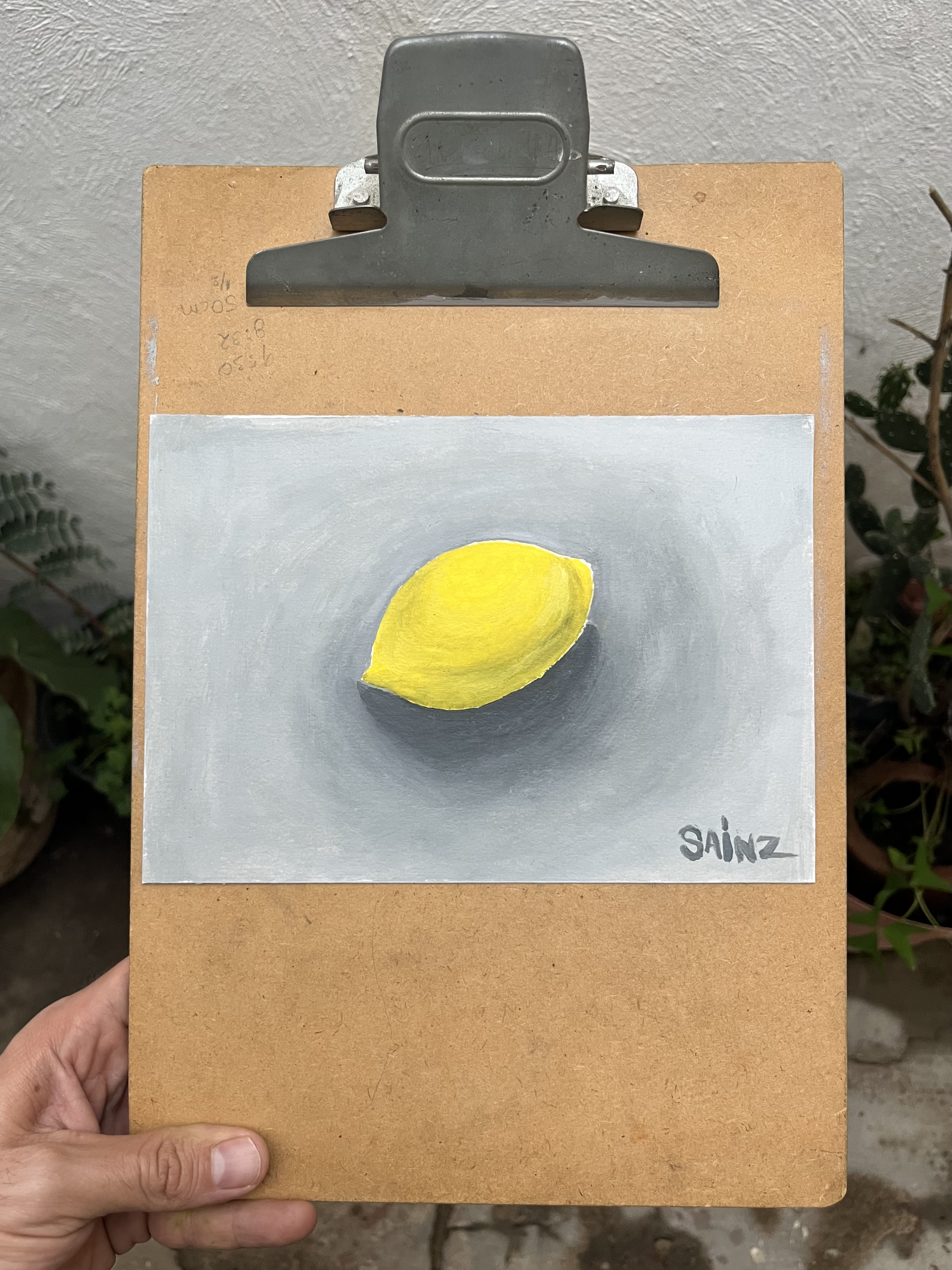El limón, estudio al óleo de un limón amarillo sobre fondo gris.